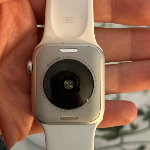 SE 40mm Apple Watch, GPS and LTE compatible comes with charging chord and band. - Picture 4 of 4